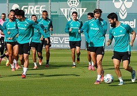 Isco toca balón con el grupo