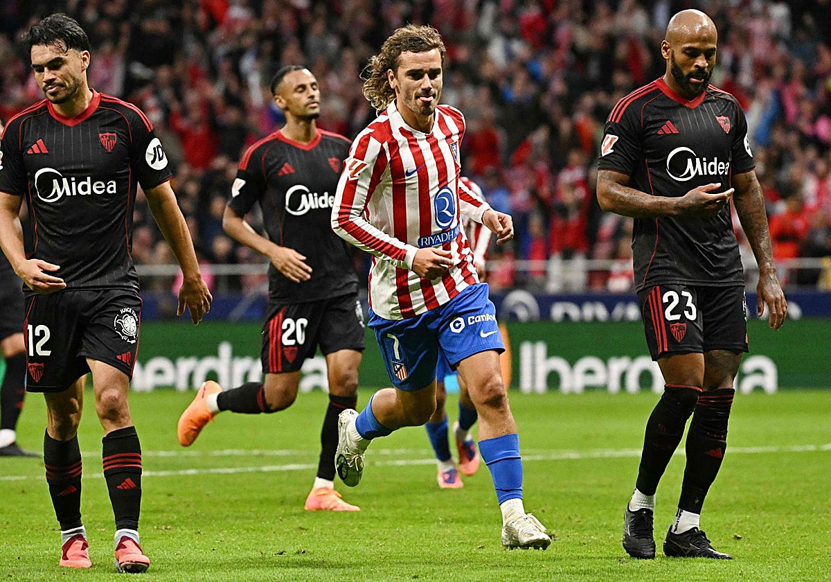 Griezmann, entre Suazo y Marcao, en el Atlético - Sevilla