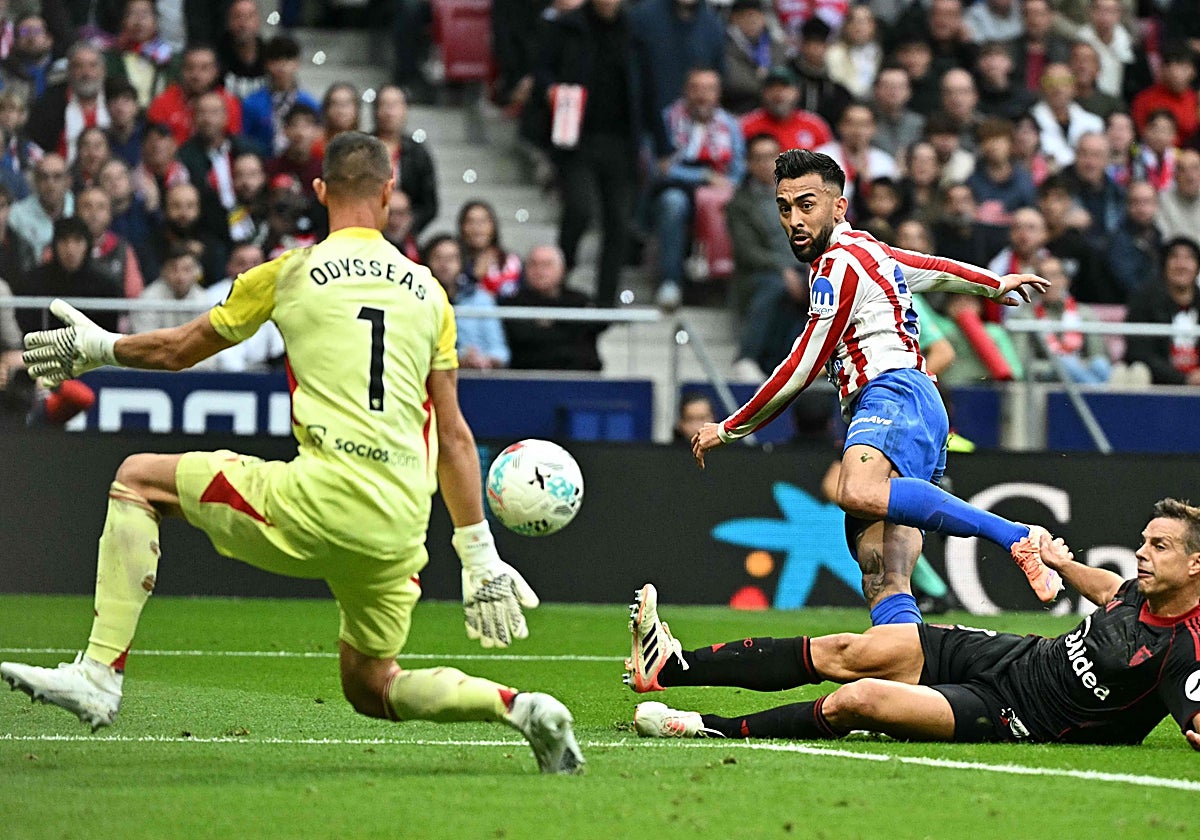 Nico González dispara ante la oposición de Azpilicueta y Vlachodimos