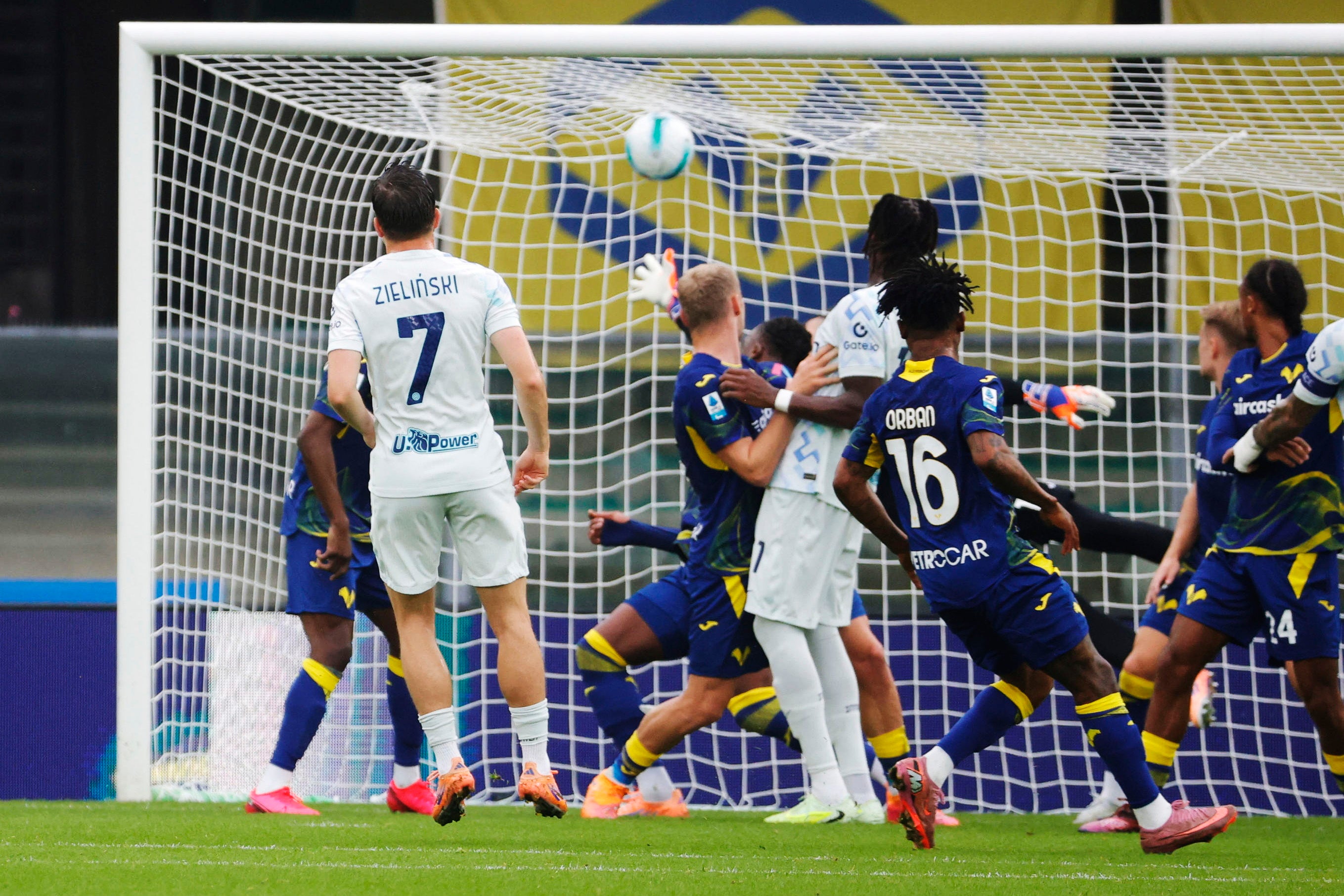 El golazo descomunal de Zielinski que tiene a Italia boquiabierta