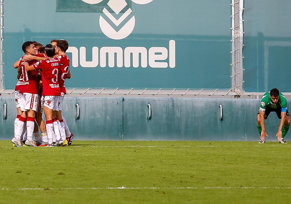 Los jugadores del Real Murcia celebran uno de los goles ante el Betis Deportivo