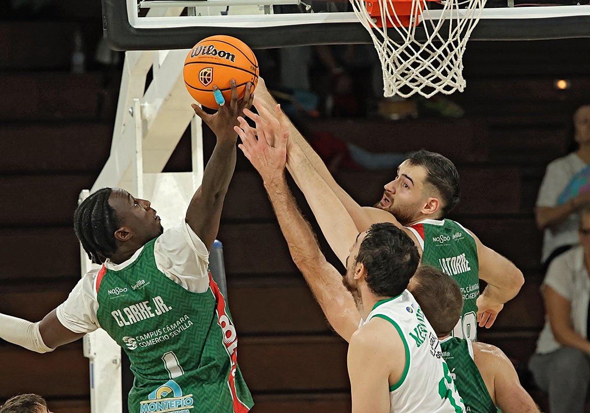Clarke y Latorre, peleando por un rebote con Mendiola, del CB Toledo