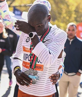 Imagen secundaria 2 - Kipchoge, a la llegada a la meta del que puede haber sido su último maratón de élite