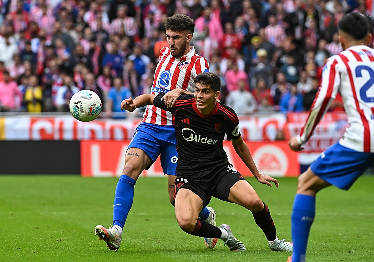 Juanlu Sánchez trata de alcanzar un balón en su partido con el Atlético de Madrid