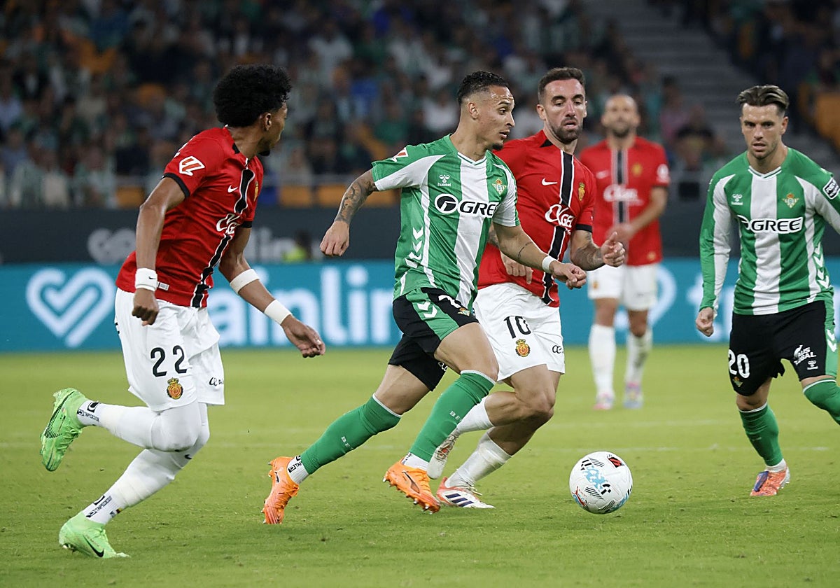 Antony conduce el balón durante el Betis - Mallorca