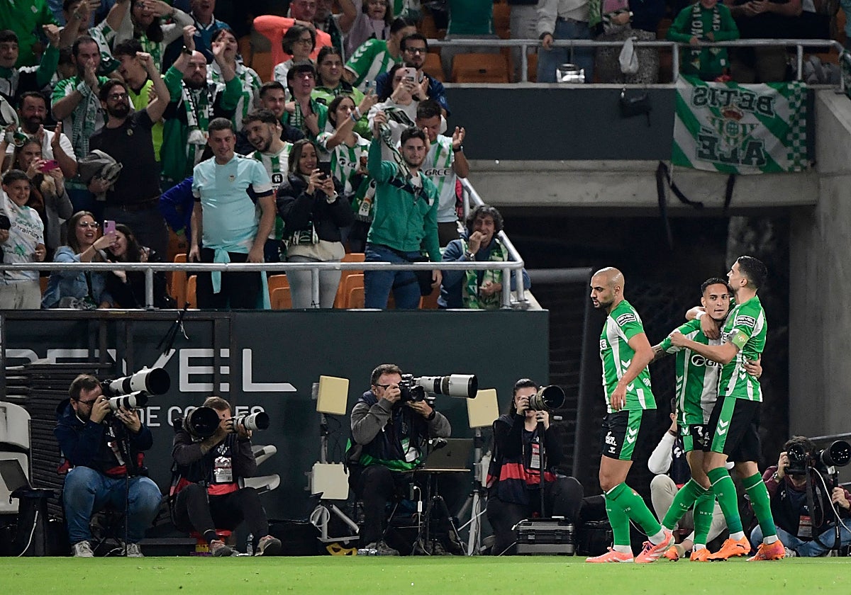 Los jugadores del Betis celebran uno de los goles de Antony ante el Mallorca