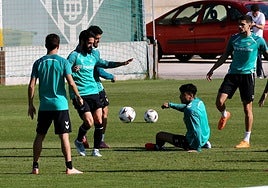 Isco suma un entrenamiento más con el Betis; Amrabat, al margen, y Pau y Junior, ausentes