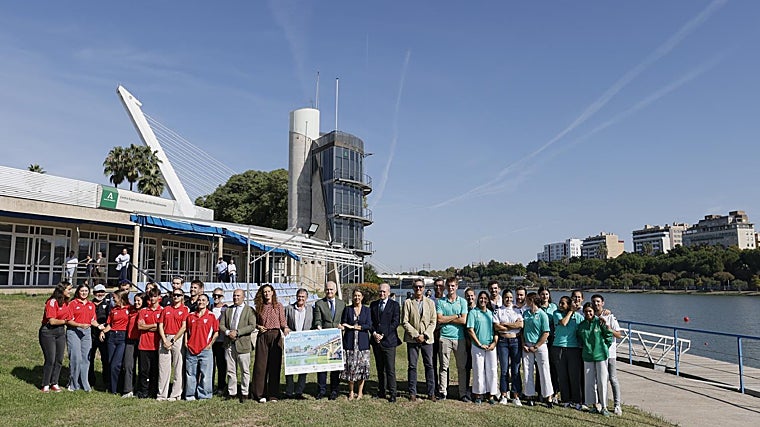 Foto de familia de la presentación de la Regata Sevilla - Betis