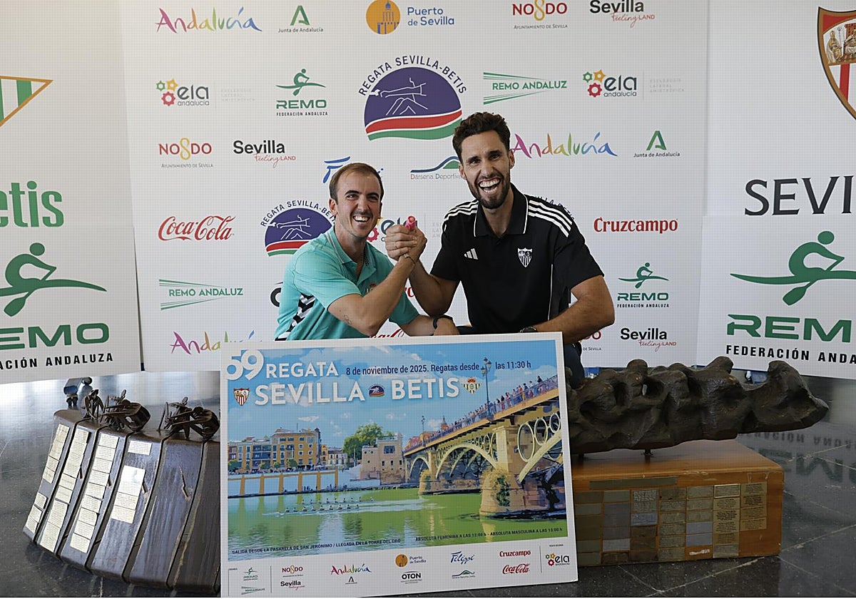Tomás Jurado, timonel del Betis, y Jaime Canalejo, remero del barco sevillista, junto al trofeo de la Regata