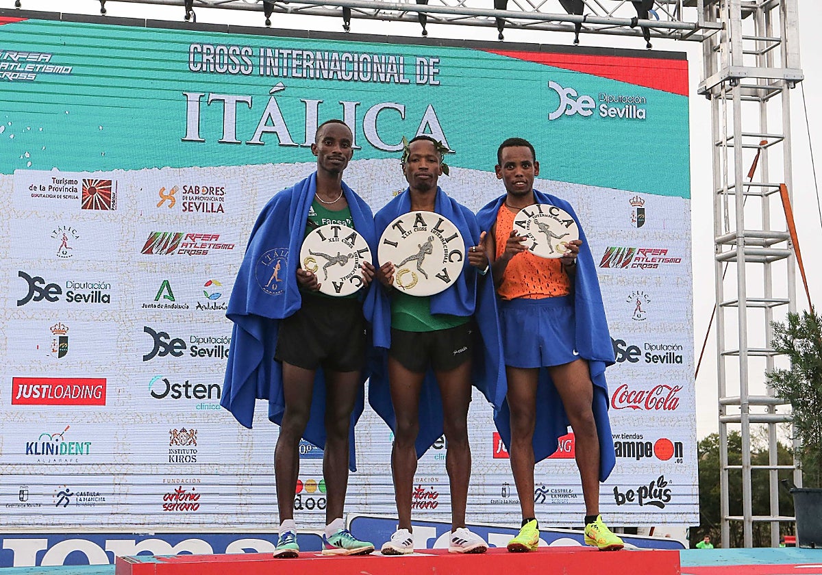 Kwizera, Ndikumwenayo y Aregawi, integrantes del podio absoluto masculino del Cros de Itálica 2024