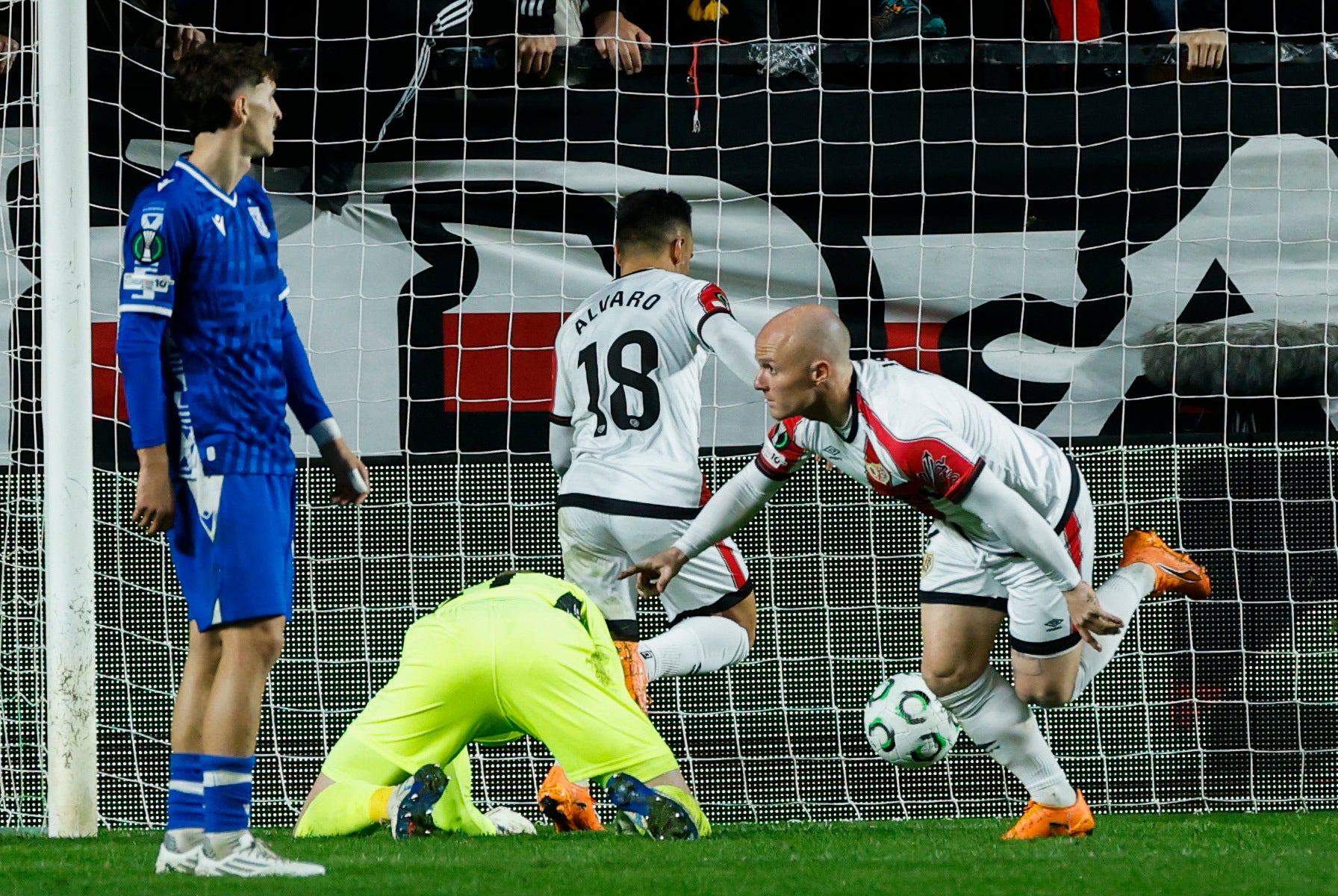 El Rayo obra el milagro en la fiesta del odio de Vallecas