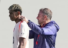 Flick hace carantoñas a Lamine Yamal en el entrenamiento de este martes