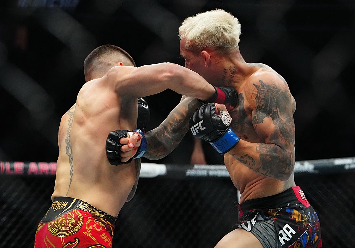 Charles Oliveira recibe un golpe ganador de Ilia Topuria