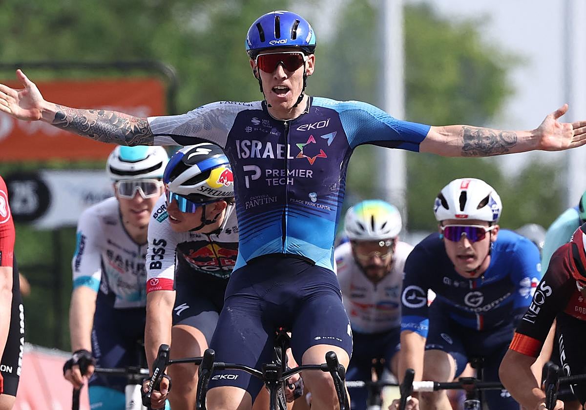 Thomas Jake Stewart, del equipo Israel - Premier Tech, al ganar una carrera