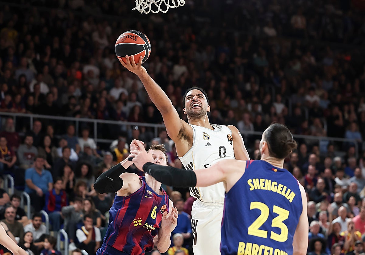 Lyles busca la canasta ante Vesely y Shengelia