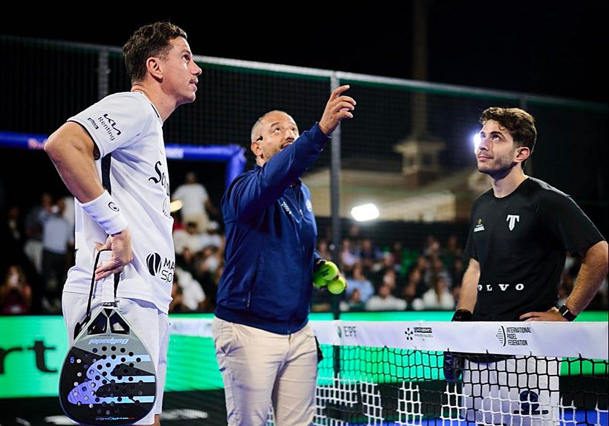 Paquito Navarro durante un sorteo previo a un encuentro frente a Lucas Bergamini