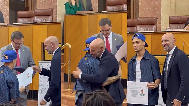 Antony, abrazado por Monchi, y Deossa, galardonados en el Parlamento andaluz como referentes sociales para los jóvenes