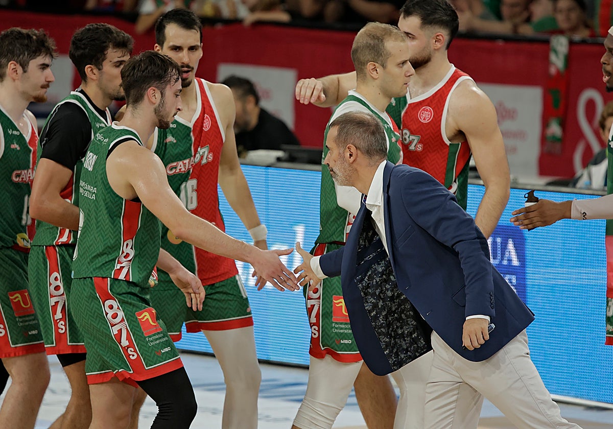 Adrià Alonso saluda a sus jugadores en el transcurso del Insolac Caja 87 - CB Toledo