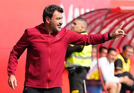 Galván hace indicaciones durante un partido del Sevilla Atlético