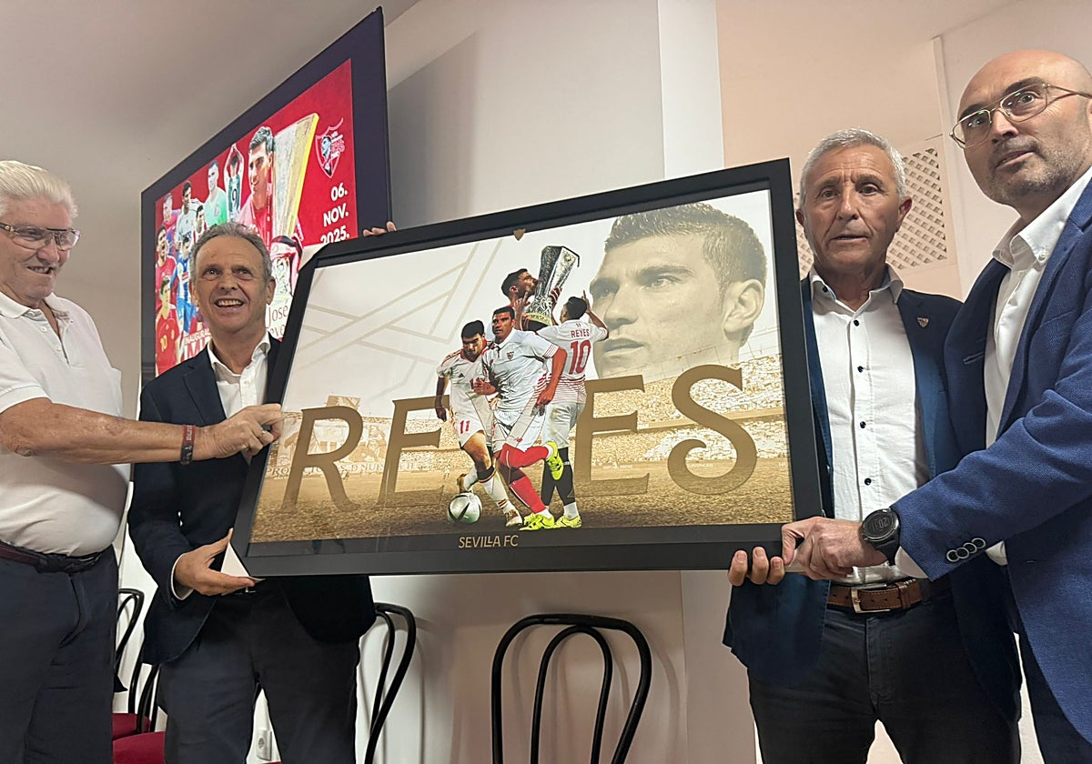 En el museo se pueden ver camisetas, balones y botas que han sido significativos en la carrera de Reyes