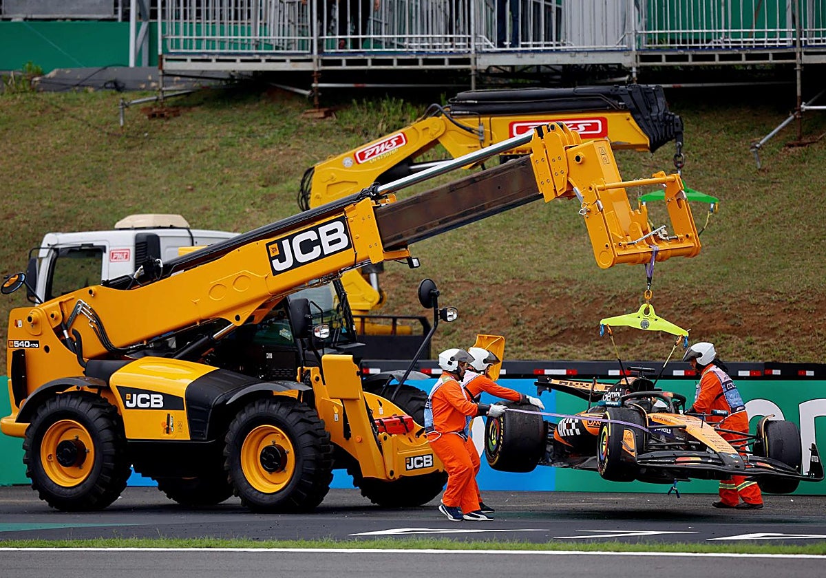 La grúa retira el McLaren de Piastri tras su accidente en la carrera esprint