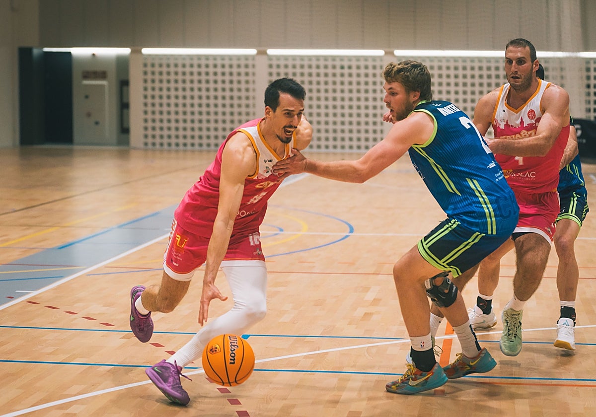 Dedovic, intentando superar la defensa de Jaxon Knotek