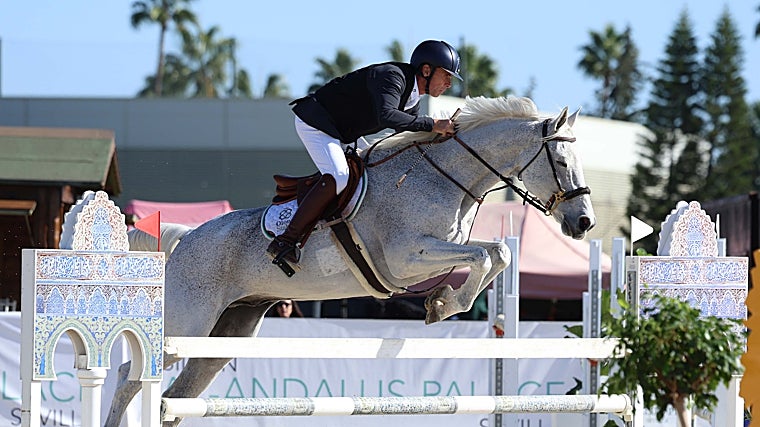 Diego Usón, salvando un obstáculo con 'Caravaggio de Lison Z'