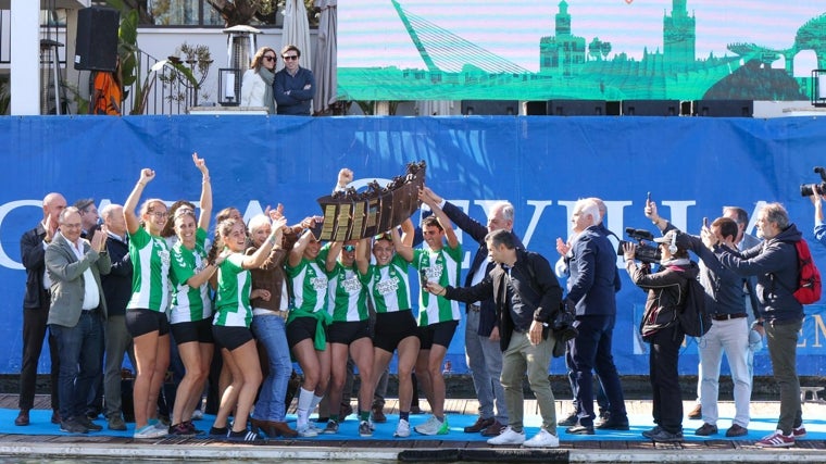 La tripulación femenina del Betis, celebrando la victoria con el trofeo de Veredas López