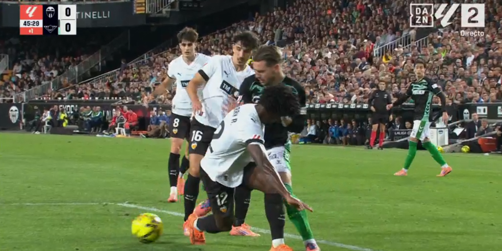 El posible penalti que reclamó Lo Celso en el Valencia - Betis