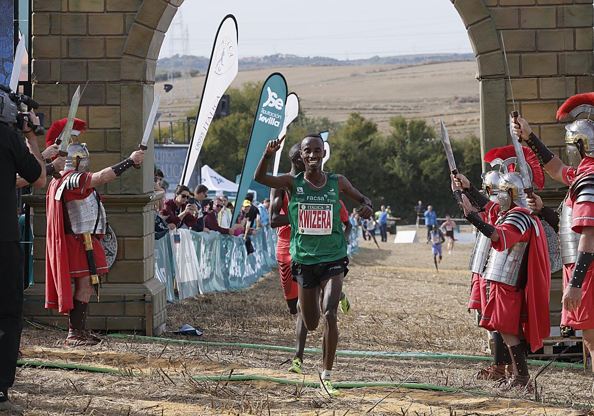 Rodrigue Kwizera, cruzando sonriente el arco de meta del 43º Cross de Itálica