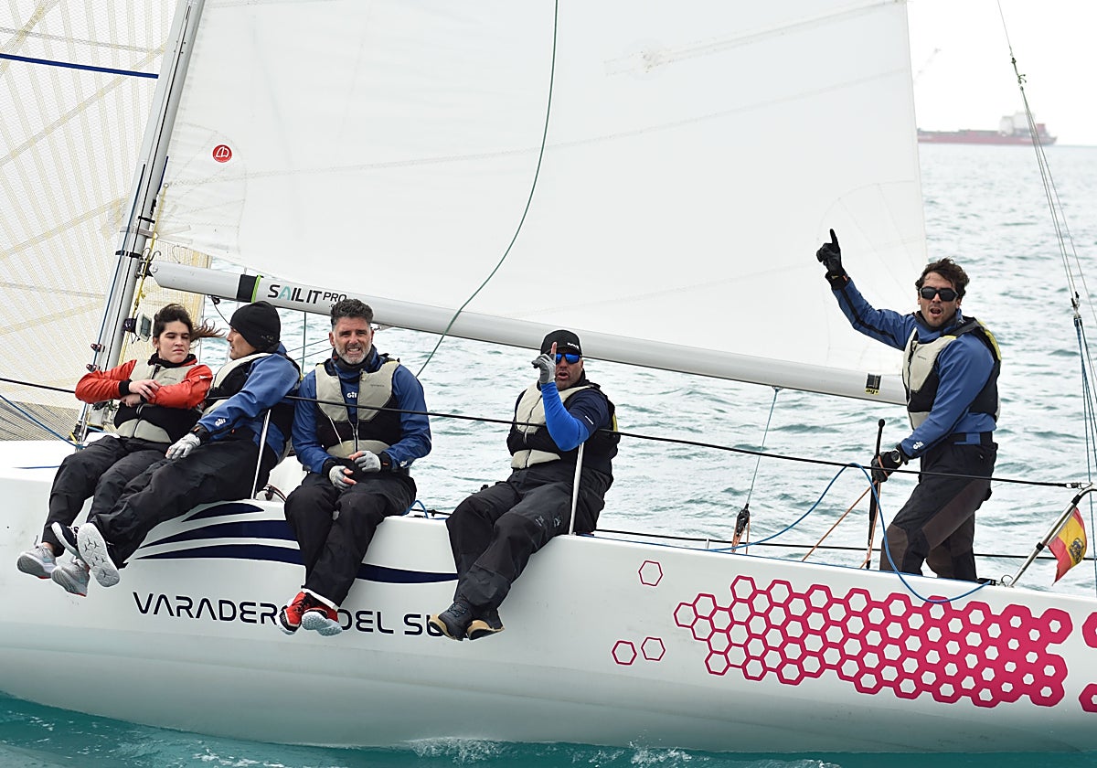 El 'GVS Pas' con Yaye Díaz a la caña tras ganar la última regata de las Series de Otoño