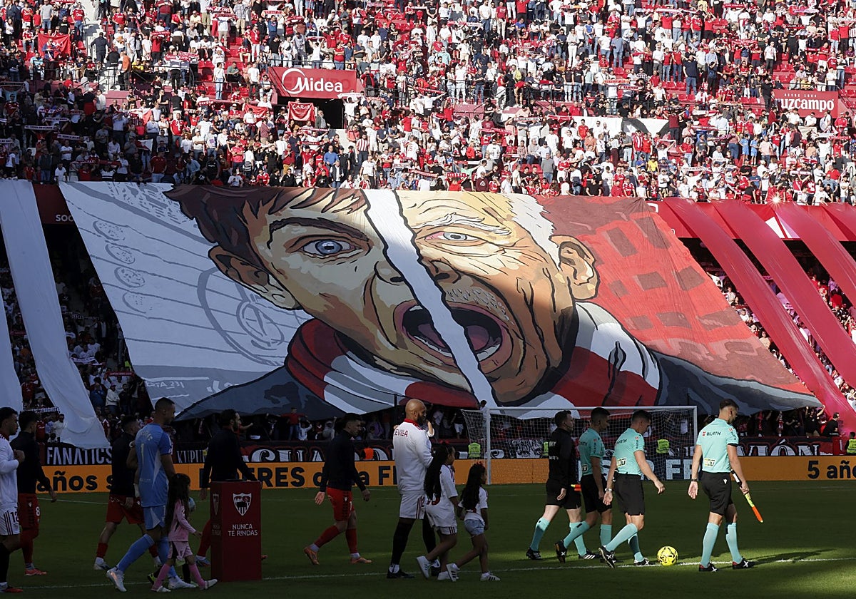 Aficionados sevillistas, alzando el tifo presentado antes del Sevilla - Osasuna de la jornada 12 de LaLiga