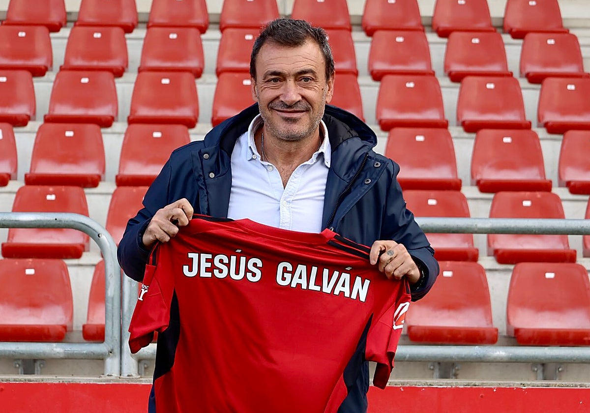 Jesús Galván, en su presentación como nuevo entrenador del CD Mirandés