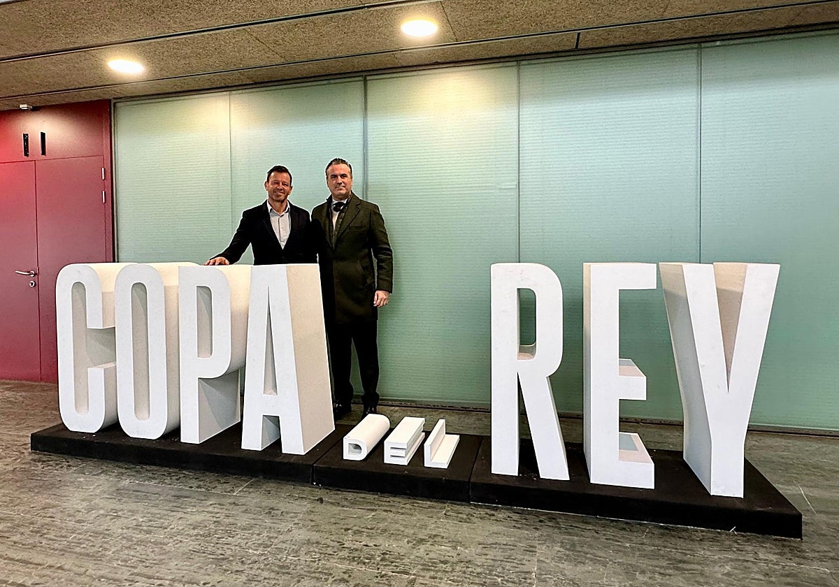 Mnauel Mosquera, director deportivo, y Pepe Reynols, secretario del Consejo de Administración del CD Extremadura, posan antes del sorteo de la segunda ronda de la Copa del Rey 25-26