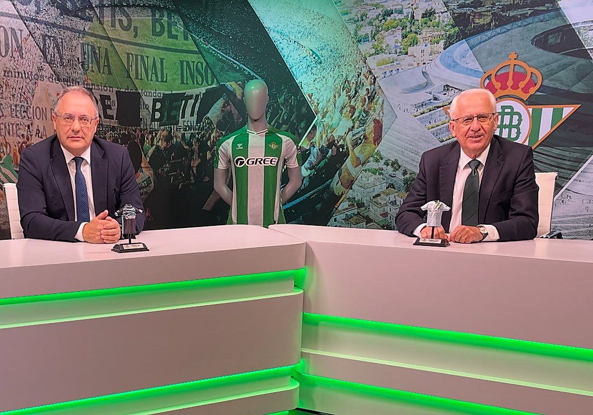 Ozgur Unay, consejero del Betis, y Federico Martínez Feria, director general, en la entrevista concedida a Betis TV