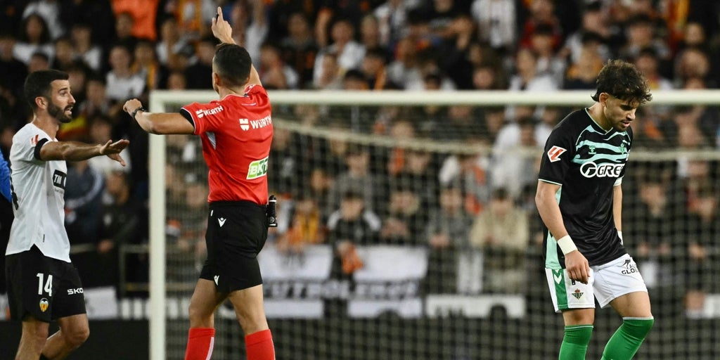 LaLiga omitió en la denuncia del Valencia - Betis los cánticos contra Abde