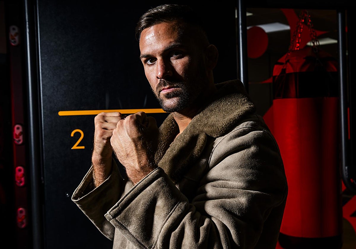 Hecher Sosa, luchador de la UFC, posa para ABC