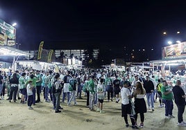 Aficionados béticos, en las horas previas a uno de los partidos del Betis en LaLiga 25-26
