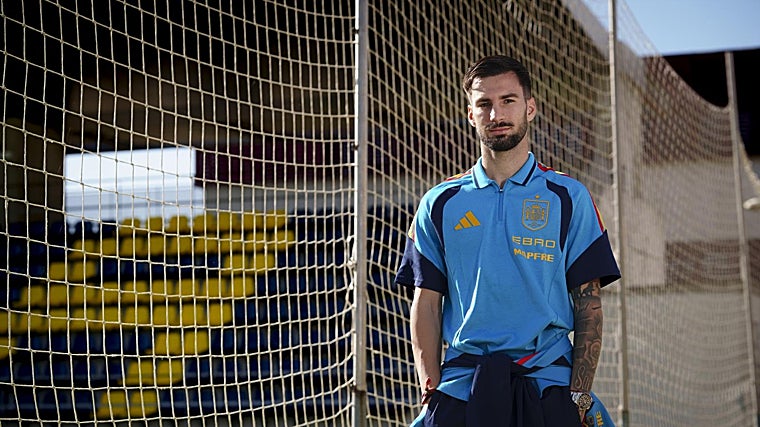 Baena posa para ABC en la Ciudad del Fútbol de Las Rozas