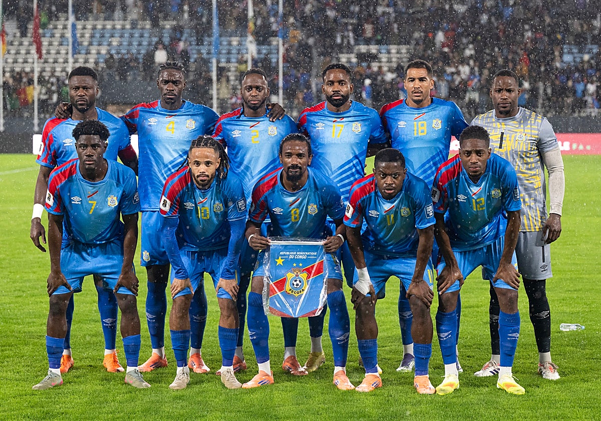 Bakambu posa con el once que venció a Camerún