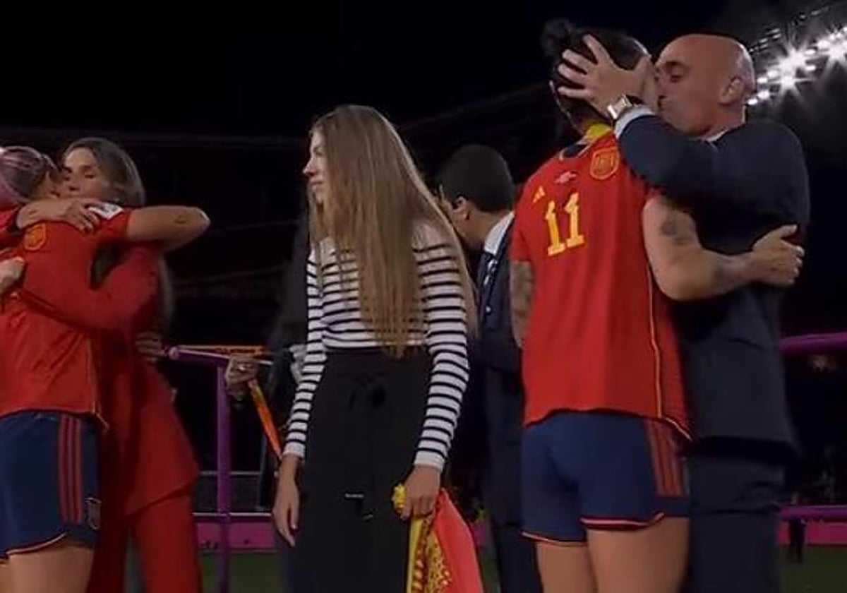 El beso de Rubiales a Jenni tras ganar el Mundial
