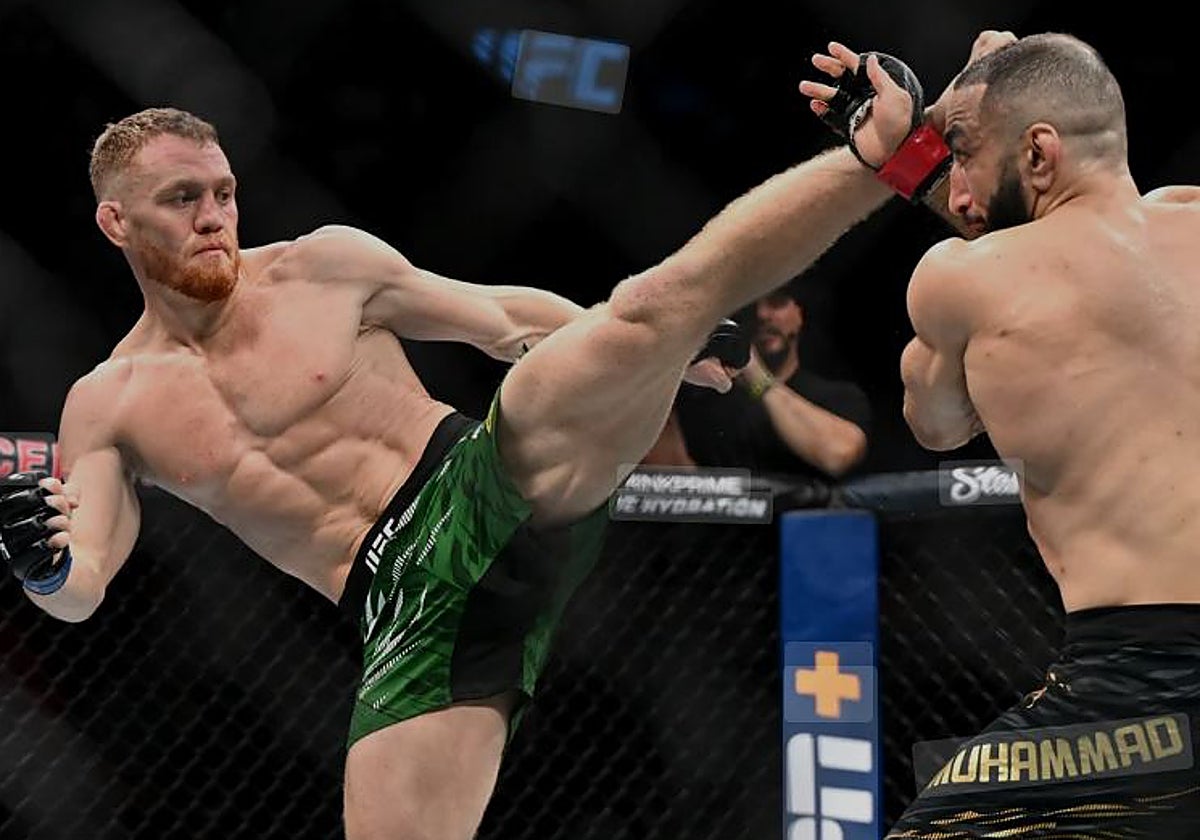 Jack Della Maddalena conecta una patada alta en su último combate