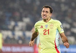 Oyarzabal celebra su segundo gol, el cuarto de España