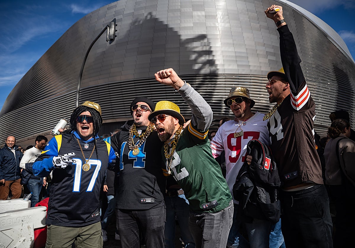 Aficionados disfrutan de la previa en las inmediaciones del Bernabéu