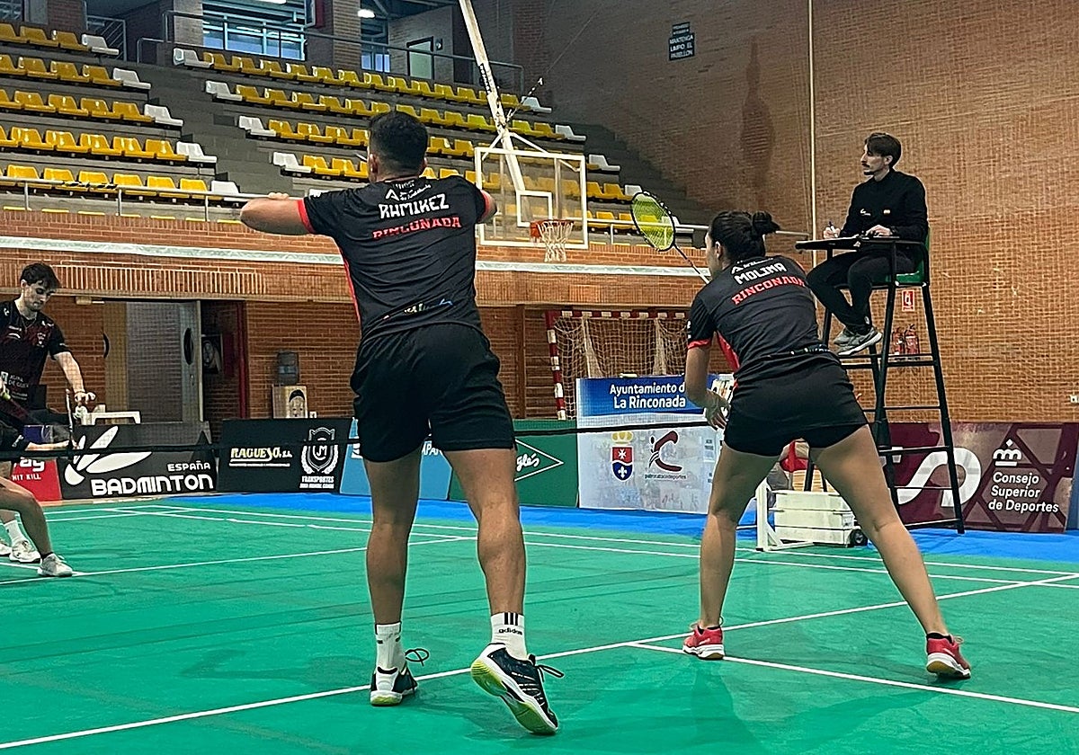 Los rinconeros Alejandro Ramírez y Marta Molina, en el duelo contra el Ravachol Pontevedra