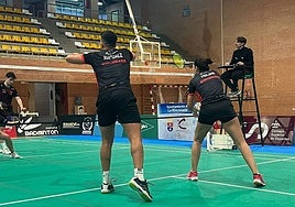 El Bádminton Rinconada da la cara, pero vuelve a perder y se mete en un lío (3-4)