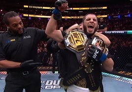 Islam Makhachev hace historia: se convierte en doble campeón y se acerca la pelea con Topuria