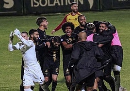 Yassin Fekir, a la izquierda, celebra el triunfo de su equipo ante el Saint-Priest en la cuarta división francesa