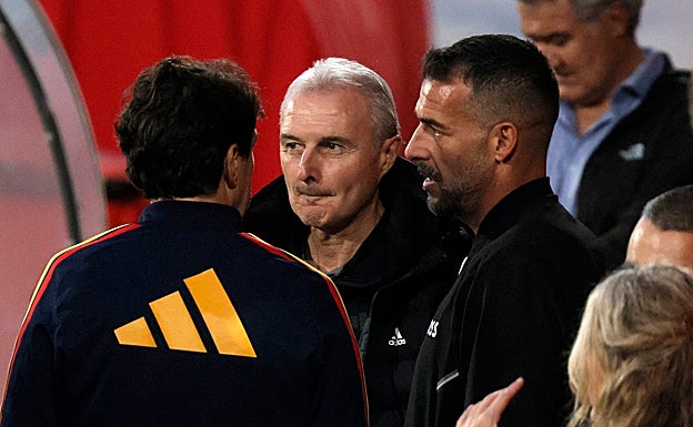 Álvaro Negredo, conversando con un miembro de la selección española