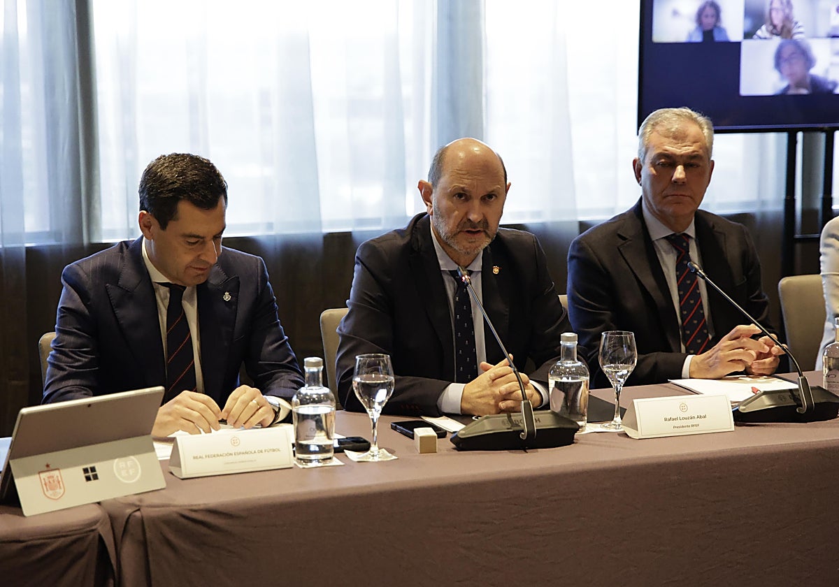 El presidente de la RFEF, Rafael Louzán, junto a Juanma Moreno y José Luis Sanz